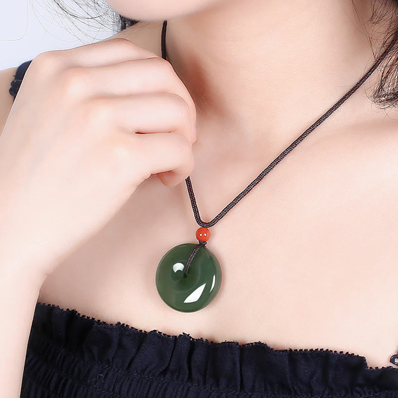 Collana con ciondolo a corda con fibbia della pace in giada rotonda naturale Buddha Stones - Image 4